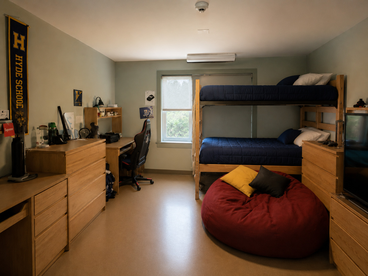 Quarto de dormitório da Hyde School com beliche e bandeira da escola