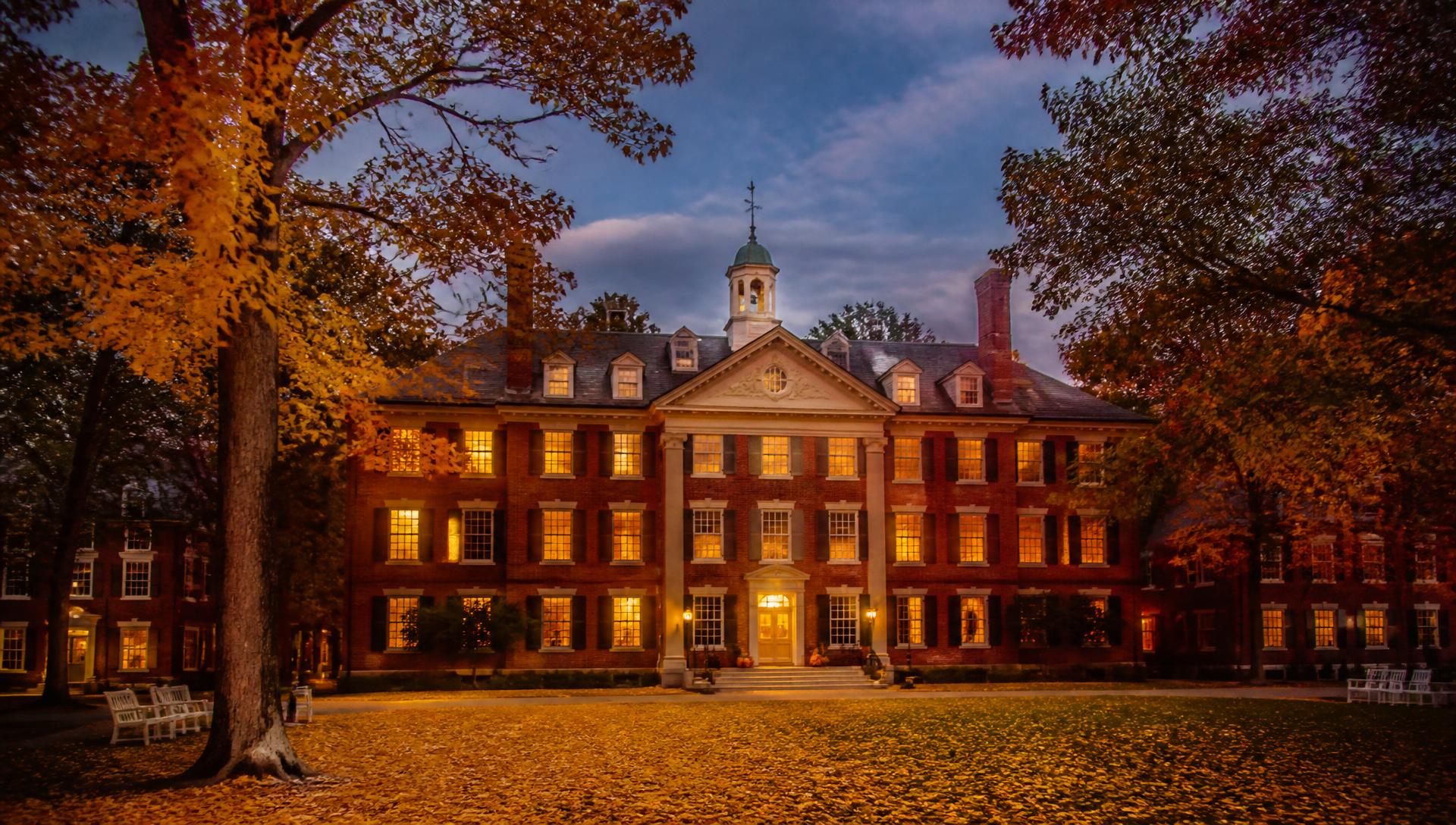 Hyde Mansion iluminado ao entardecer no outono
